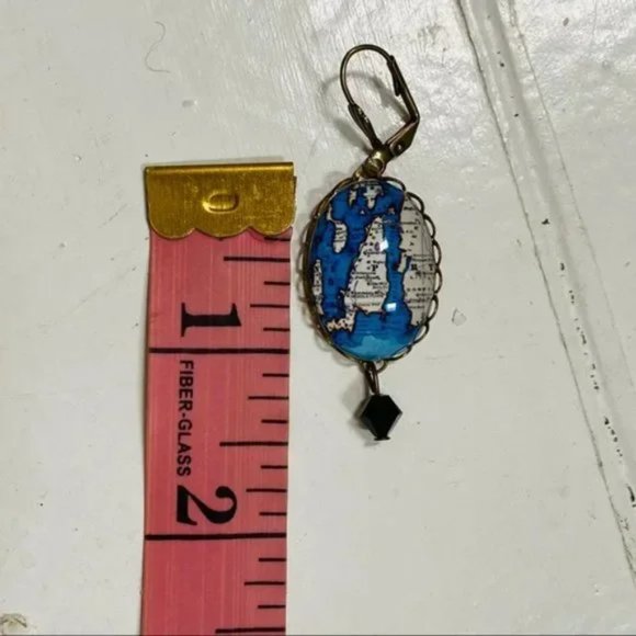 NEW without TAGS drop earrings with map of Newport, RI - Picture 8 of 8